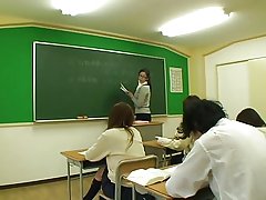 გოგონა იღებს მისი პატარა მკერდი kissed და ძუკნა, stud